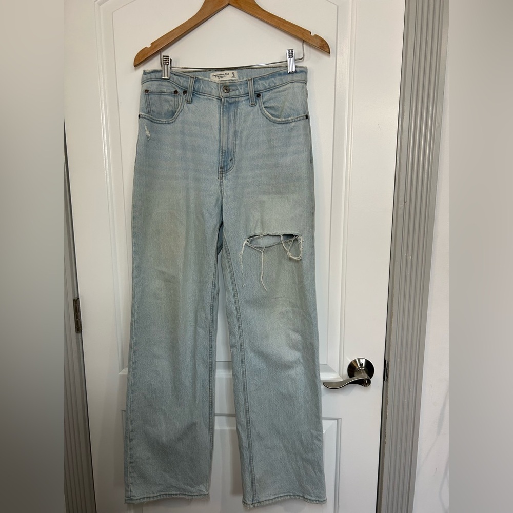 Abercrombie & Fitch Light Wash The 90s Relaxed High Rise Jeans size 29/ 8 chic